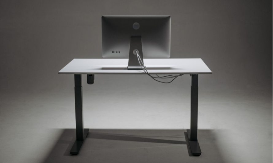 Les bienfaits du mouvement constant avec un bureau assis-debout